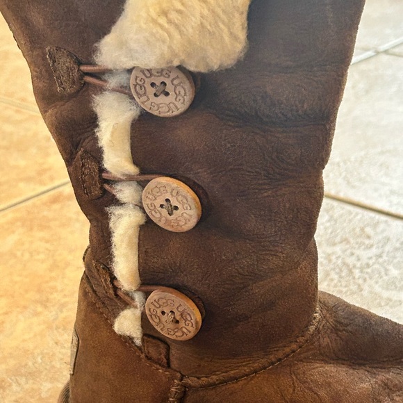 UGG Bailey Button Triplet Youth Size 1  Chestnut - Picture 2 of 7